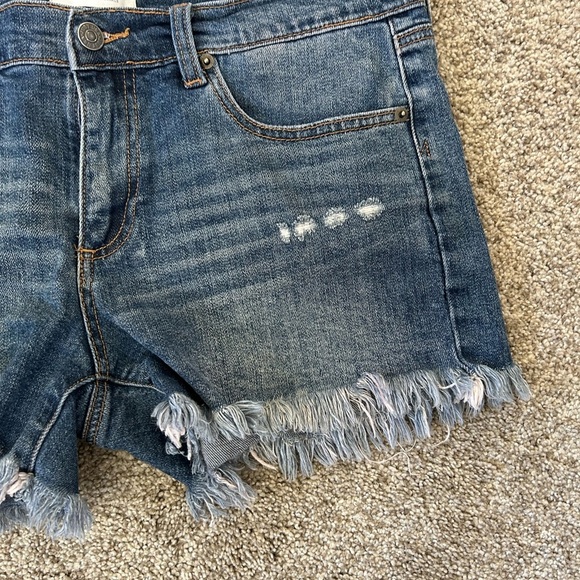 JUSTUSA cut off raw hem jeans shorts. Minor distressing. Stretch. Medium rise - Picture 2 of 10